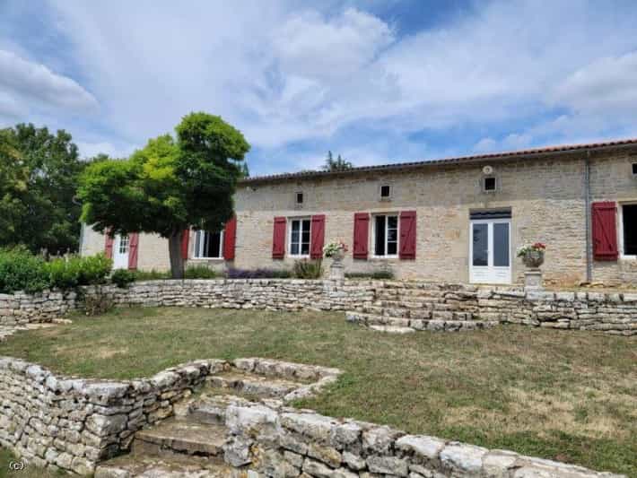 жилой дом в Nanteuil-en-Vallée, Nouvelle-Aquitaine 12171455