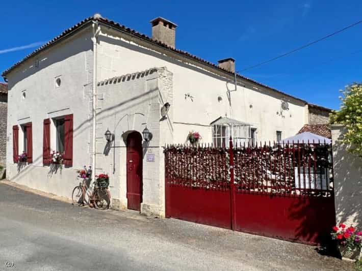 Будинок в Civray, Nouvelle-Aquitaine 12171457