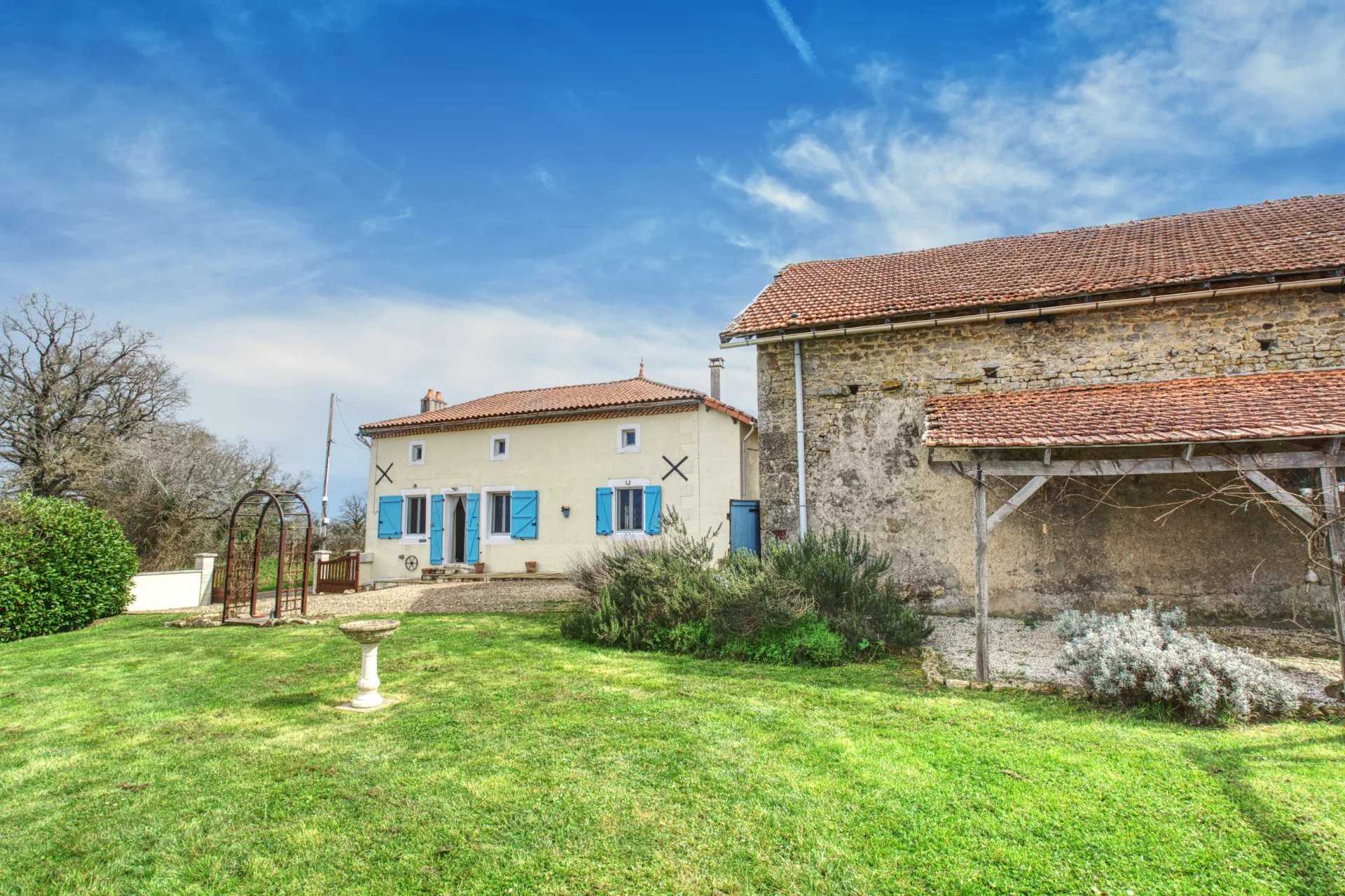 房子 在 Pleuville, Nouvelle-Aquitaine 12171639