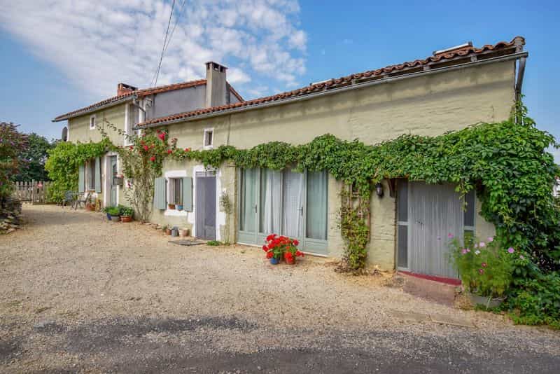 House in Savigne, Nouvelle-Aquitaine 12172042
