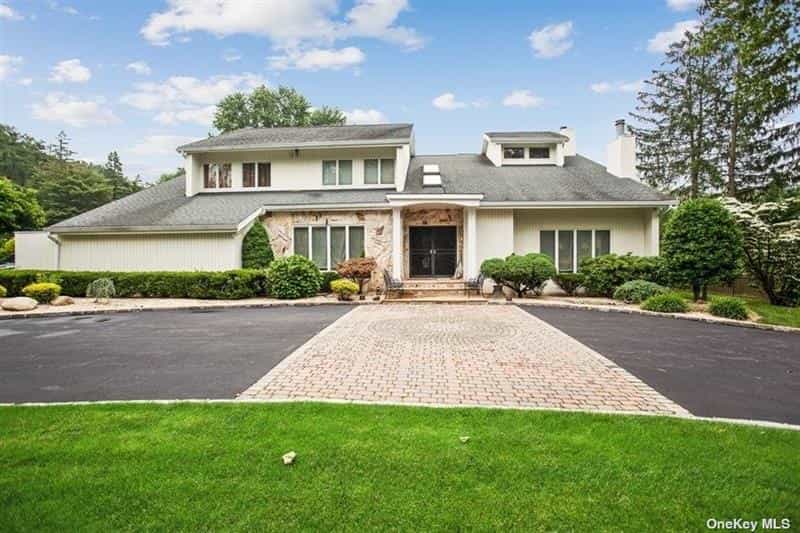 House in Dix Hills, New York 12173002
