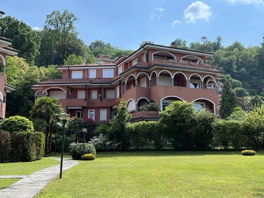 Condominium in Stresa, Piedmont 12173026