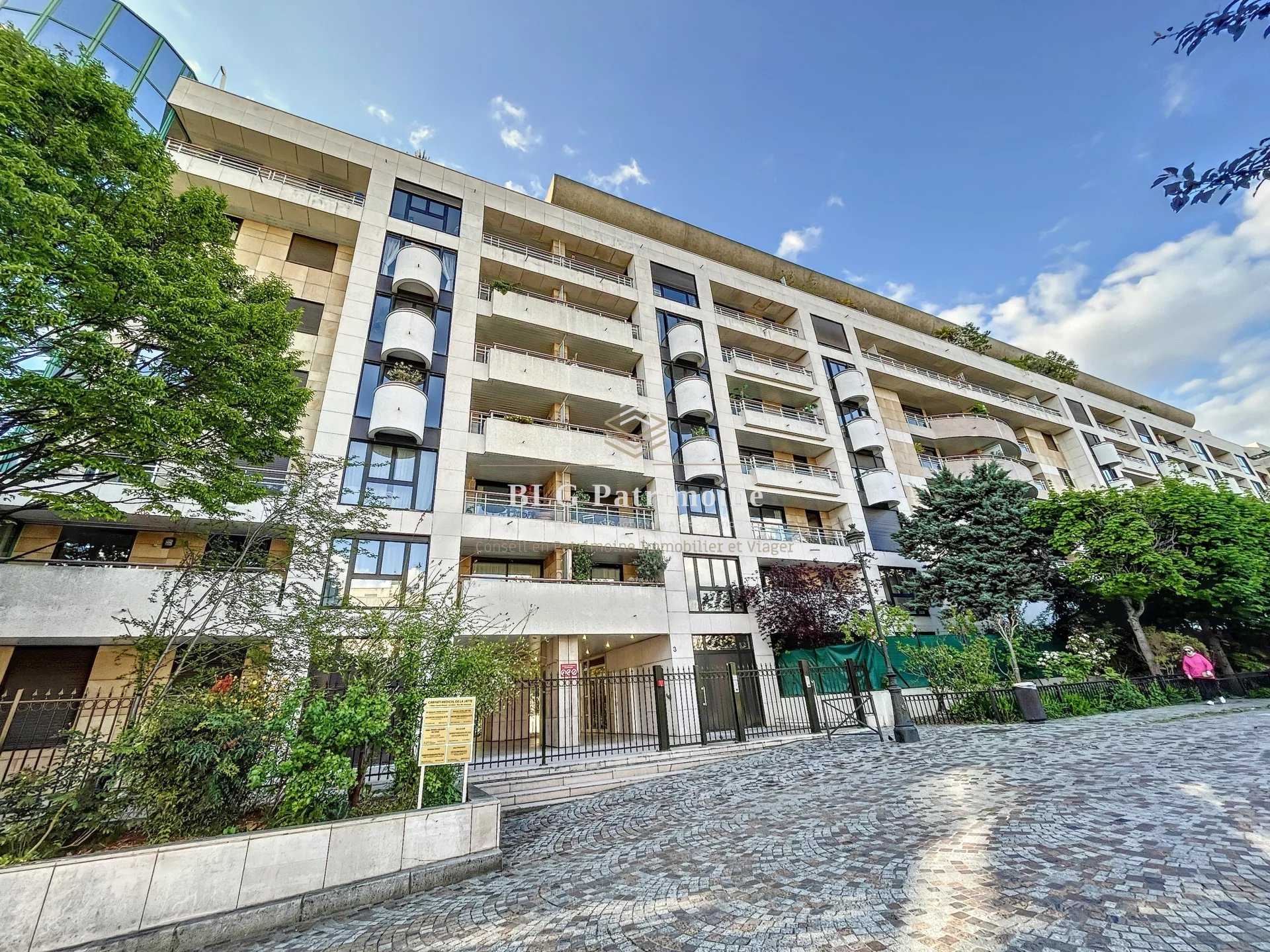 Condominium in Neuilly-sur-Seine, Hauts-de-Seine 12174623
