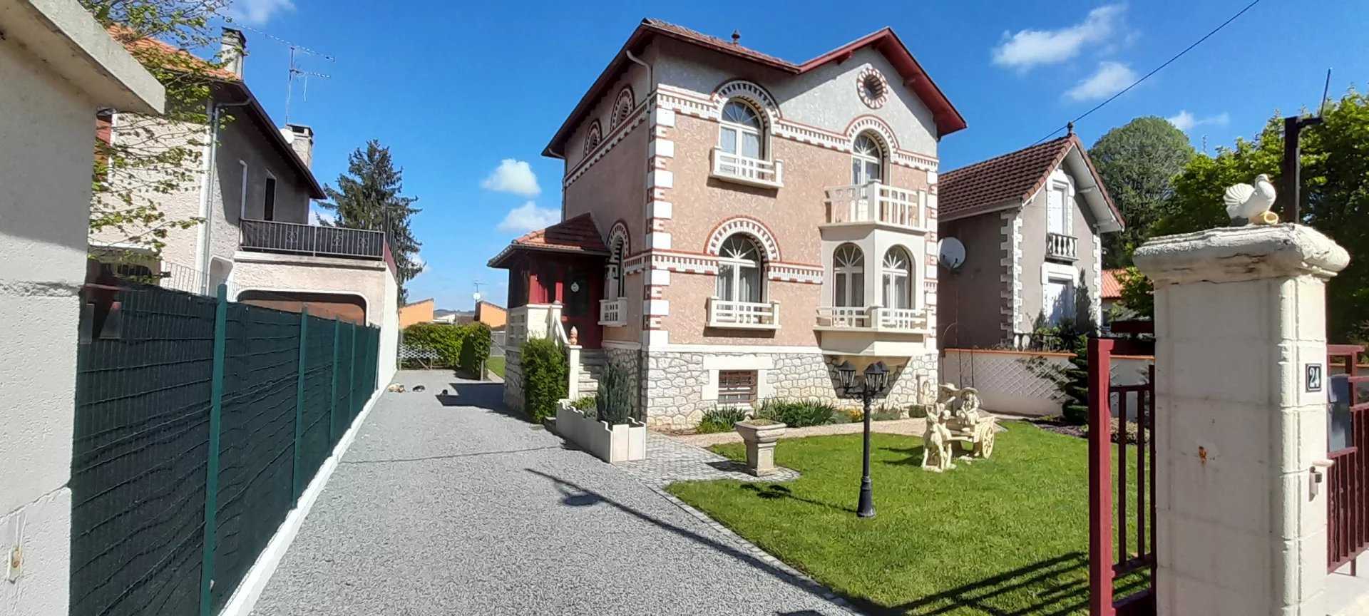 Huis in Sainte-Livrade-sur-Lot, Nouvelle-Aquitaine 12180182