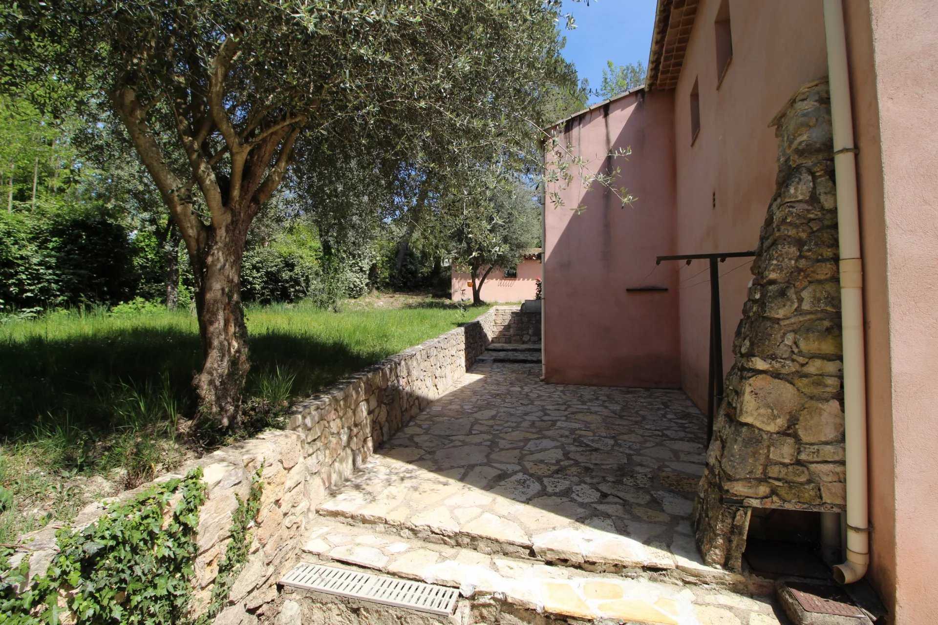 Casa nel Bagnols-en-Forêt, Provence-Alpes-Côte d'Azur 12180205