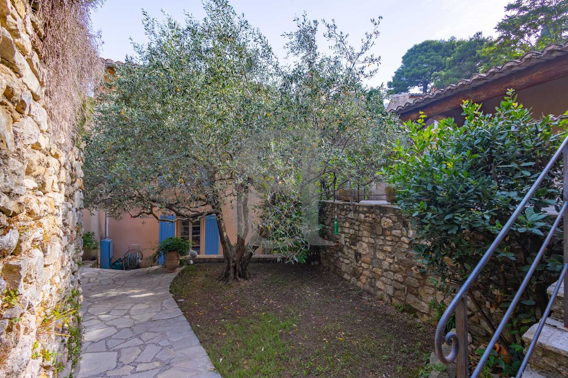 房子 在 Gigondas, Provence-Alpes-Cote d'Azur 12180257