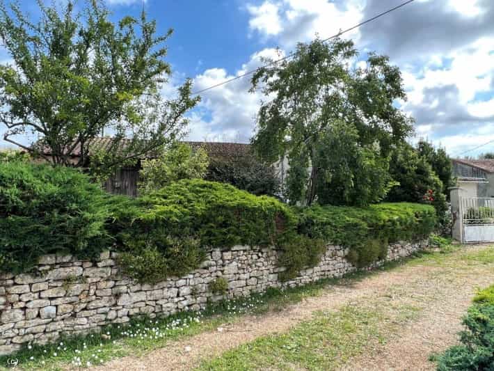 بيت في Civray, Nouvelle-Aquitaine 12180295
