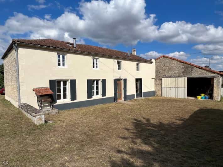 房子 在 Ruffec, Nouvelle-Aquitaine 12180303