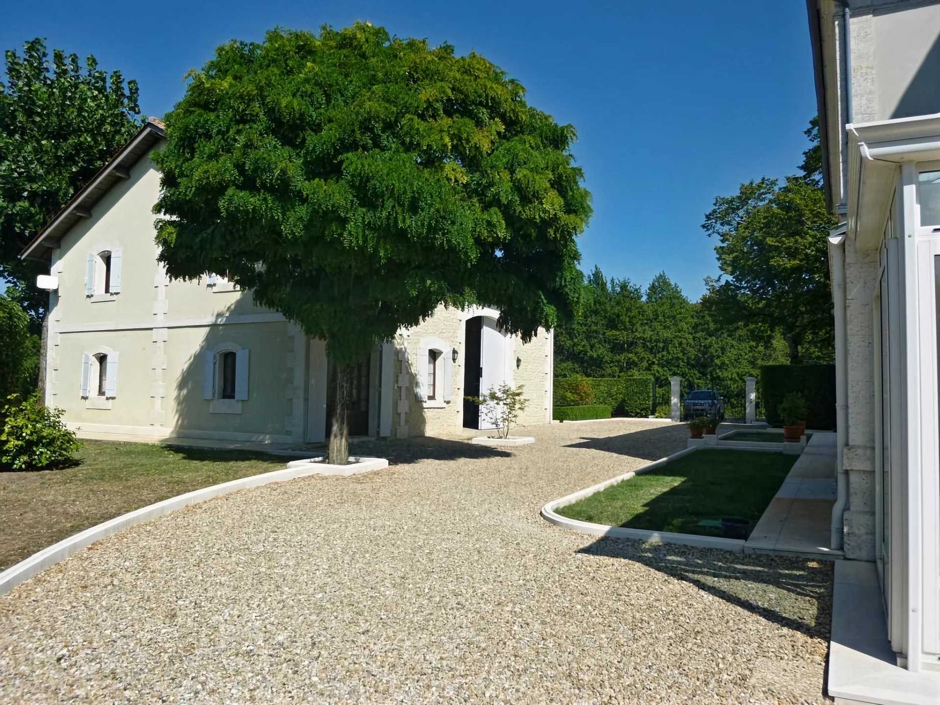 σπίτι σε Chalais, Nouvelle-Aquitaine 12180522