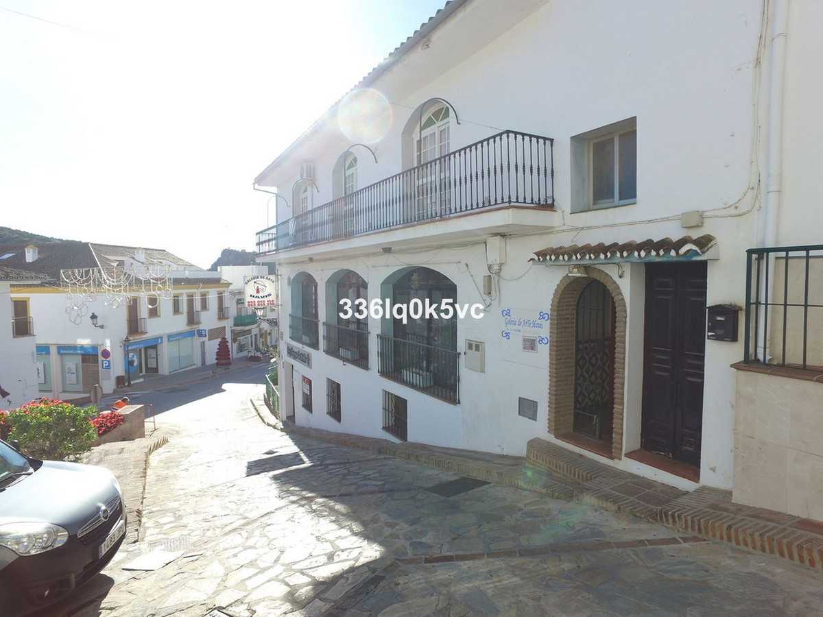Condominium in Benahavis, Andalusia 12181063