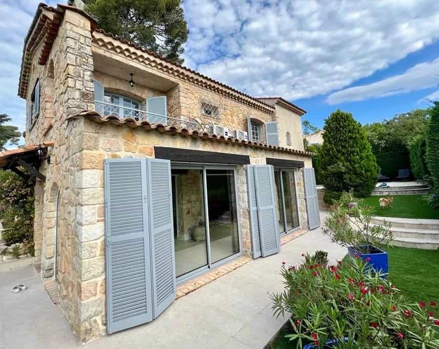 House in Antibes, Provence-Alpes-Cote d'Azur 12181351