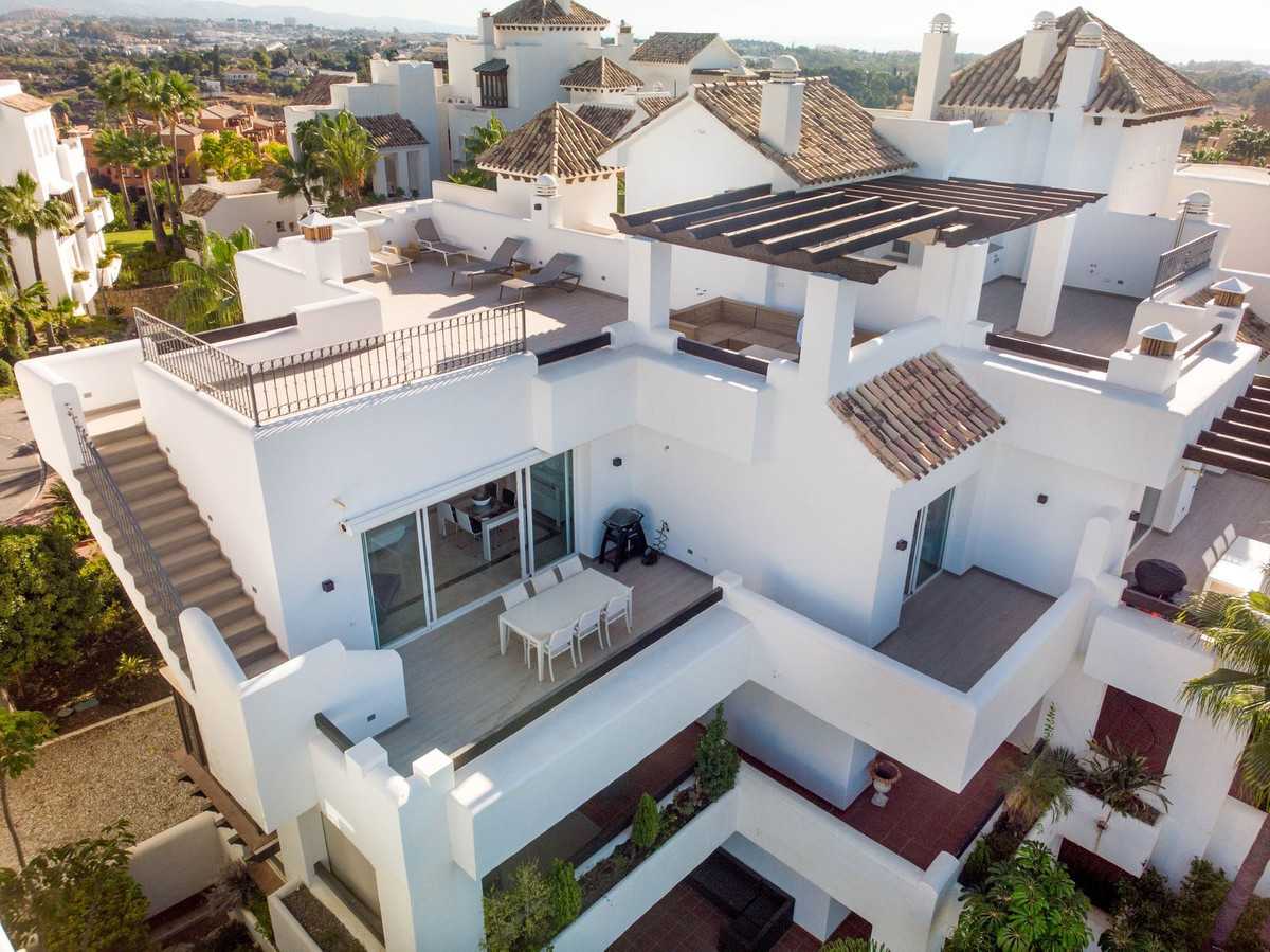 Condominium in Benahavis, Andalusia 12186844