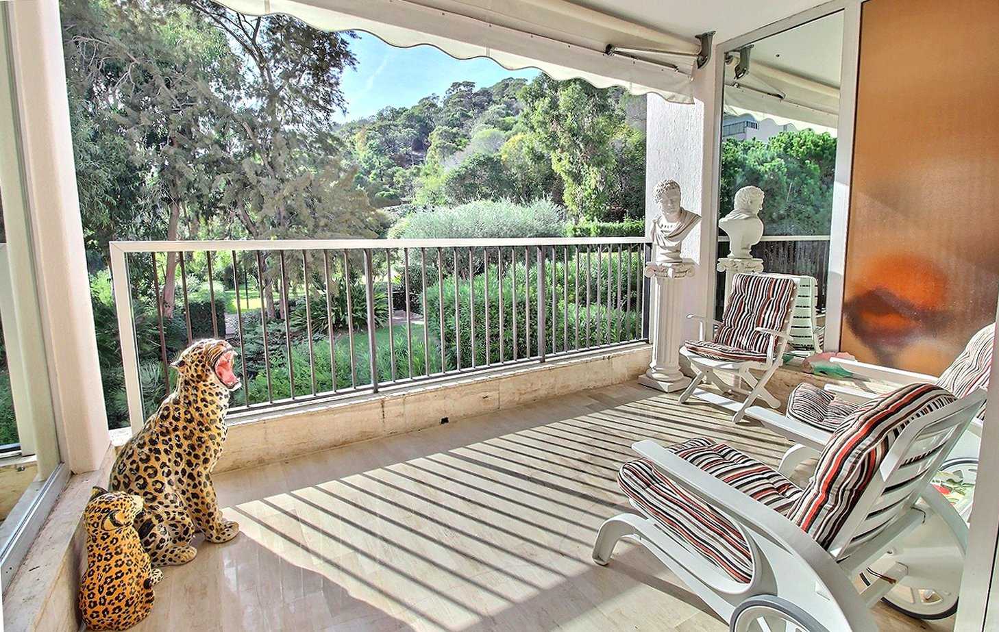 Condominium in Cannes, Provence-Alpes-Cote d'Azur 12187087