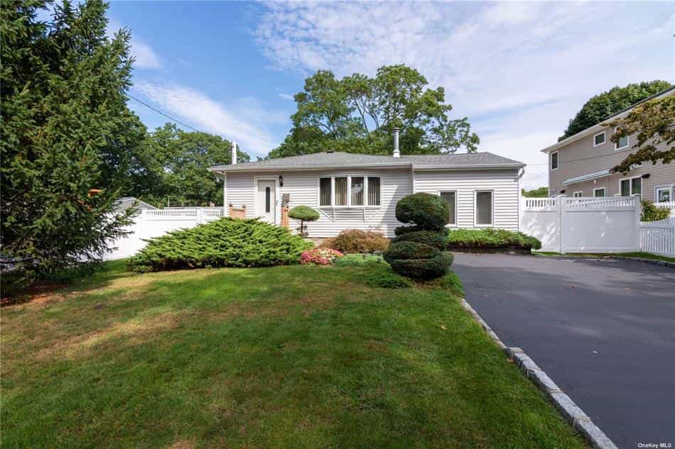 House in West Islip, New York 12188367