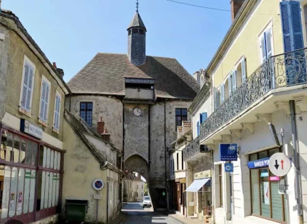 房子 在 Ainay-le-Chateau, 奥弗涅-罗纳-阿尔卑斯大区 12188454