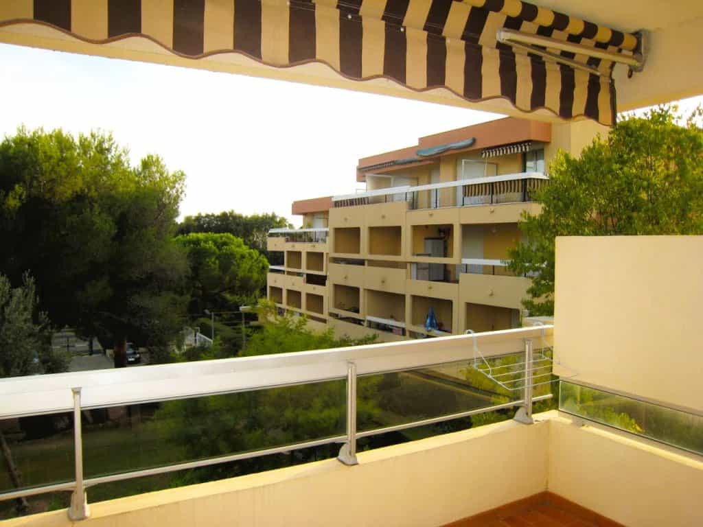 Condominium in Saint-Raphaël, Var 12188465