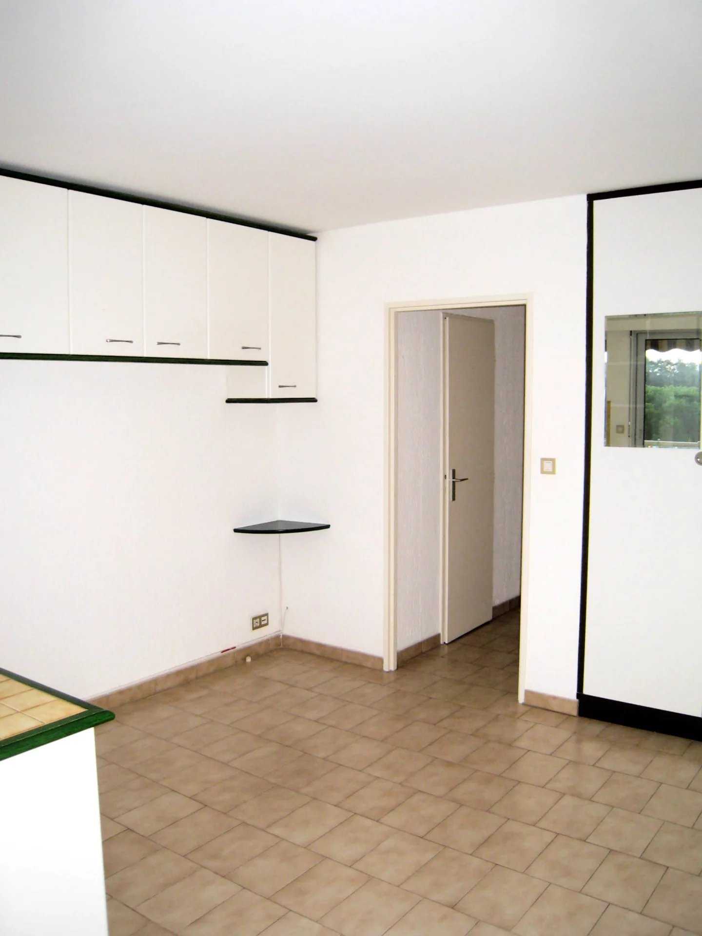 Condominium in Saint-Raphaël, Var 12188465