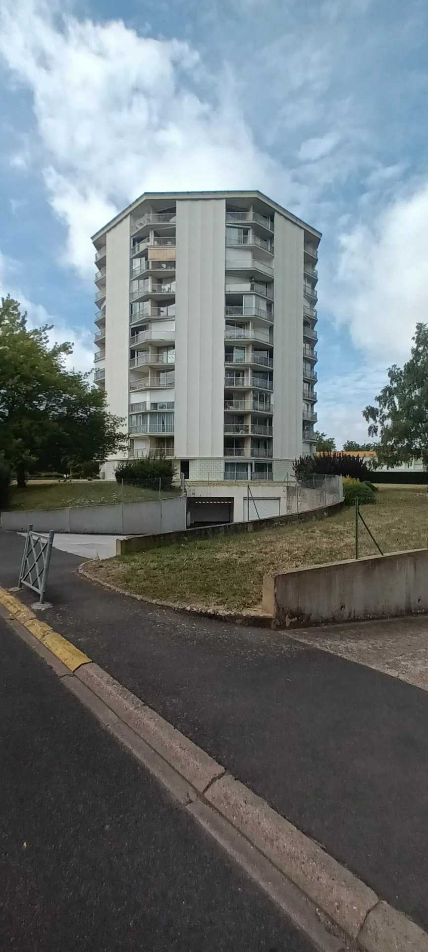 분양 아파트 에 샹브레-레-투르, Centre-Val de Loire 12188484
