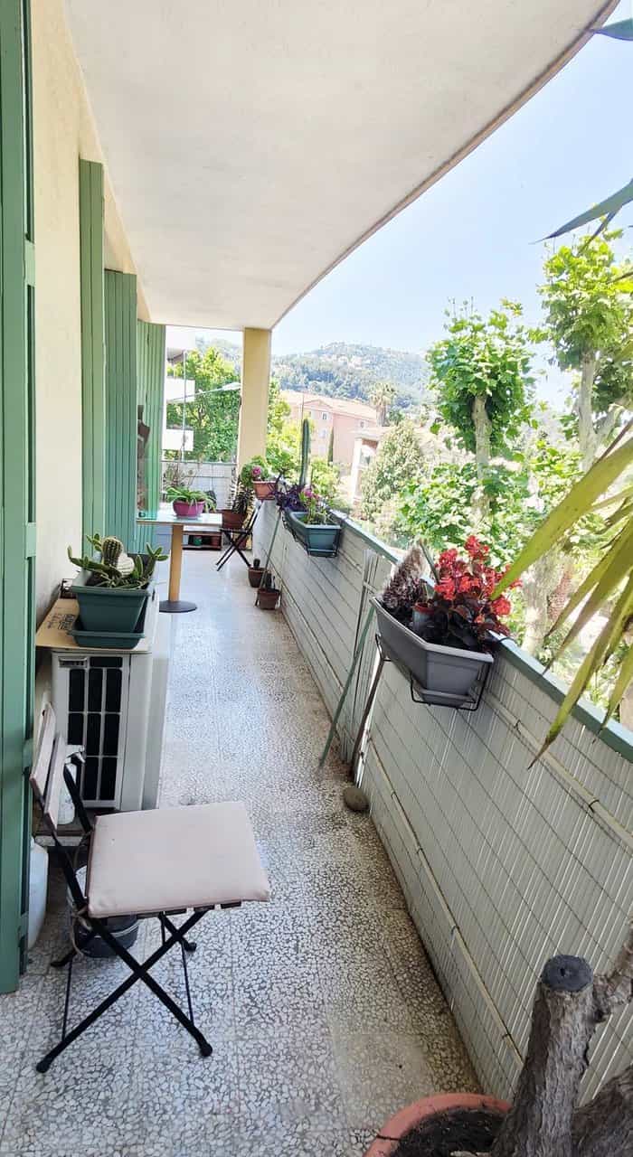 Condominium in Hyères, Provence-Alpes-Côte d'Azur 12188511