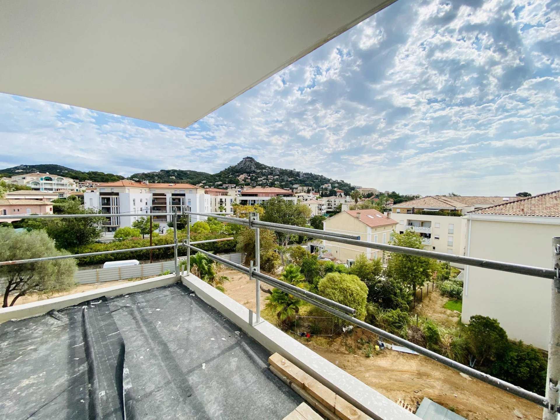 Condominium in Hyeres, Provence-Alpes-Cote d'Azur 12188514