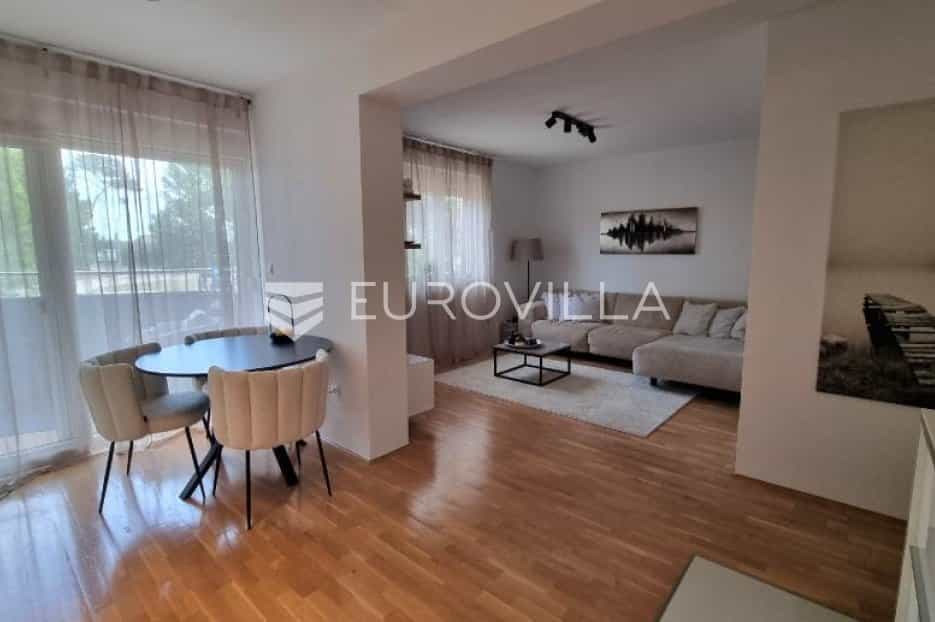 Condominium in Skatari, Istarska Zupanija 12189571