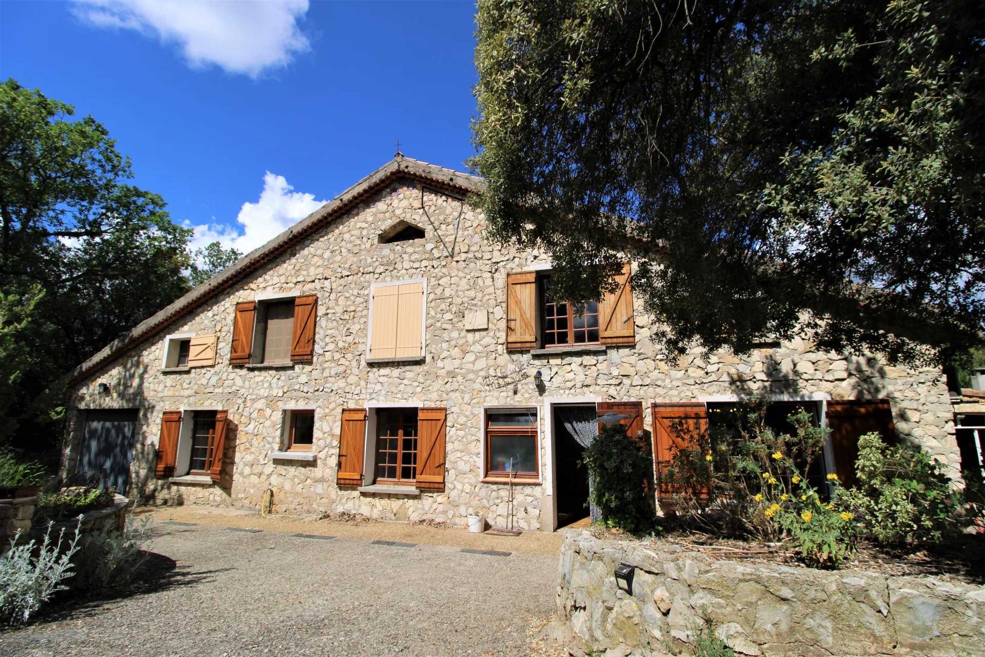 casa no La Roquebrussanne, Provença-Alpes-Costa Azul 12193939