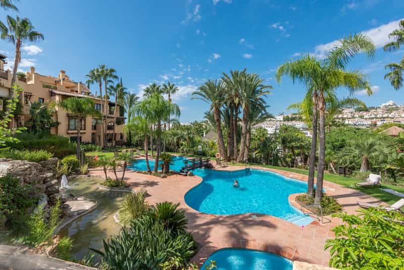 Condominium in Benahavis, Andalusia 12194681