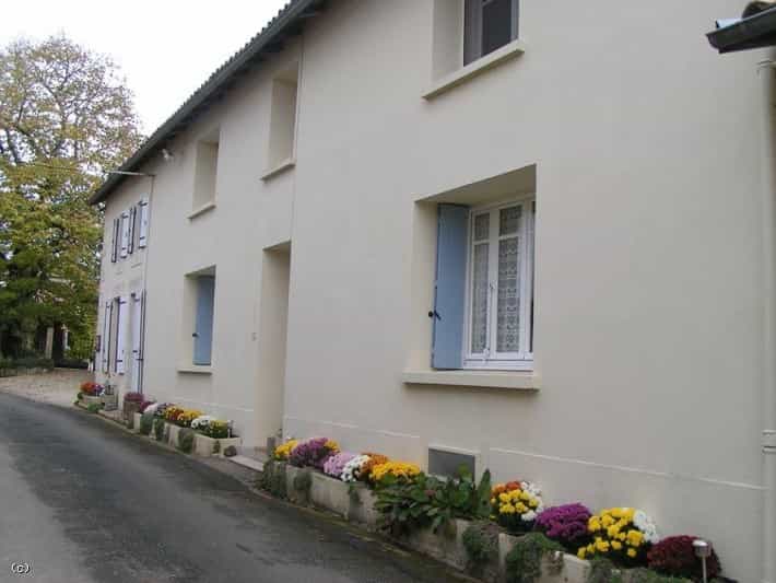 Rumah di Lezay, Nouvelle-Aquitaine 12195513
