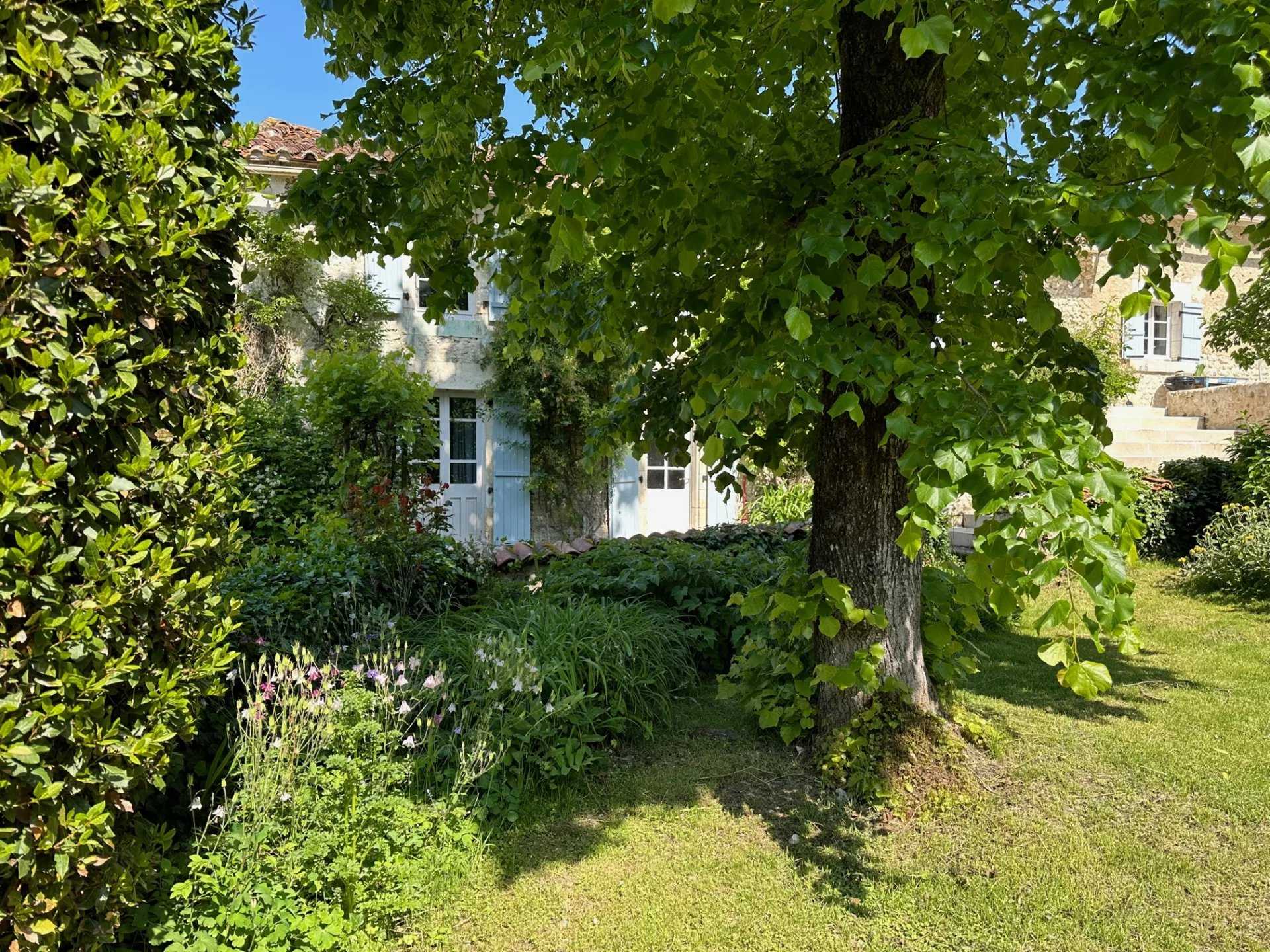 House in Aubeterre-sur-Dronne, Nouvelle-Aquitaine 12195595