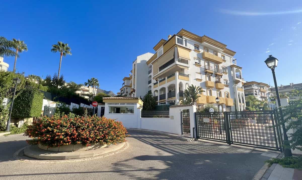 Condominium in Marbella, Andalusia 12196097