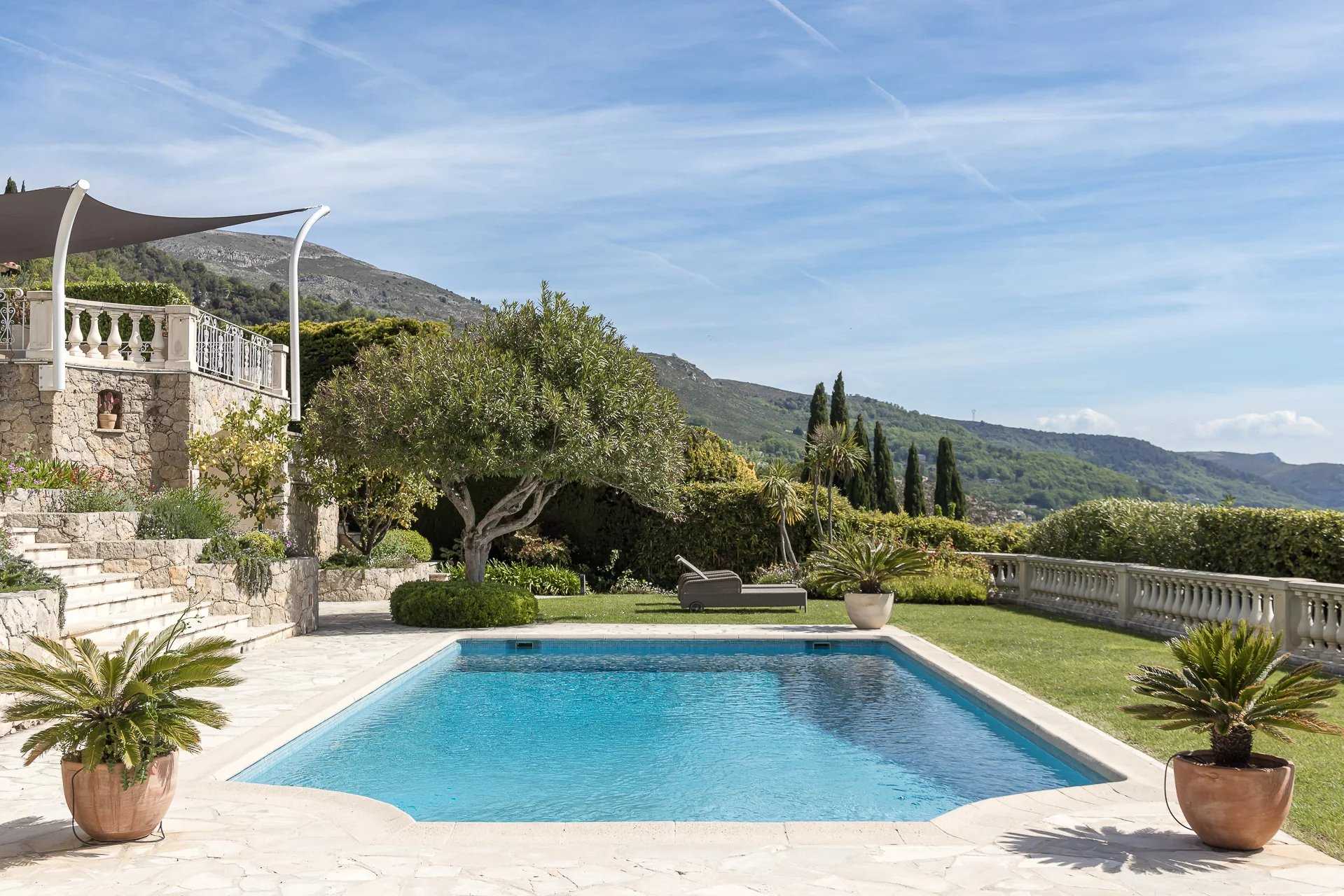 Hus i Tourrettes-sur-Loup, Provence-Alpes-Cote d'Azur 12196131