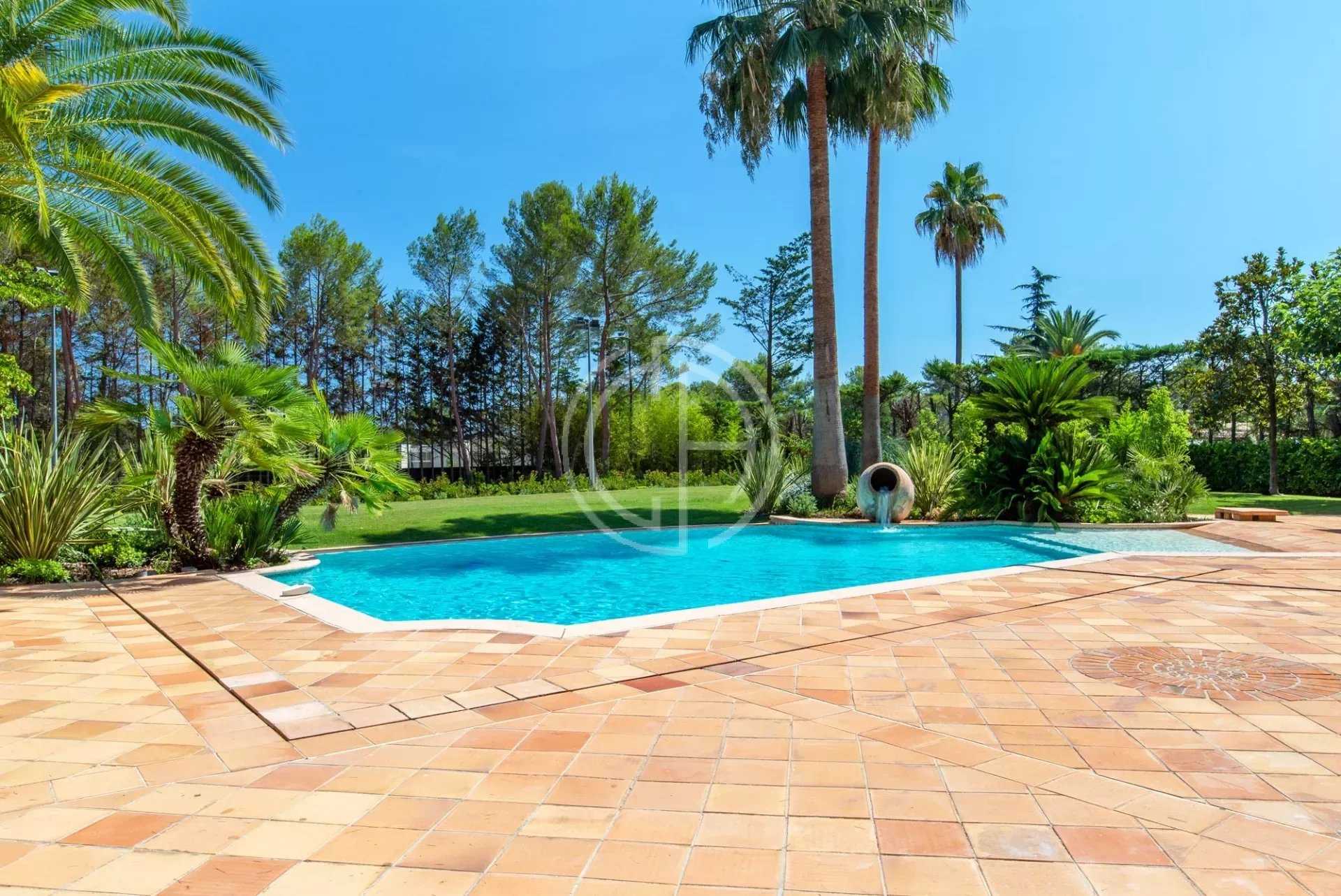 Residential in Mougins, Alpes-Maritimes 12197232