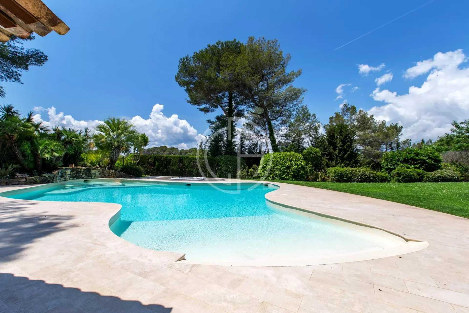 Residential in Mougins, Alpes-Maritimes 12197245