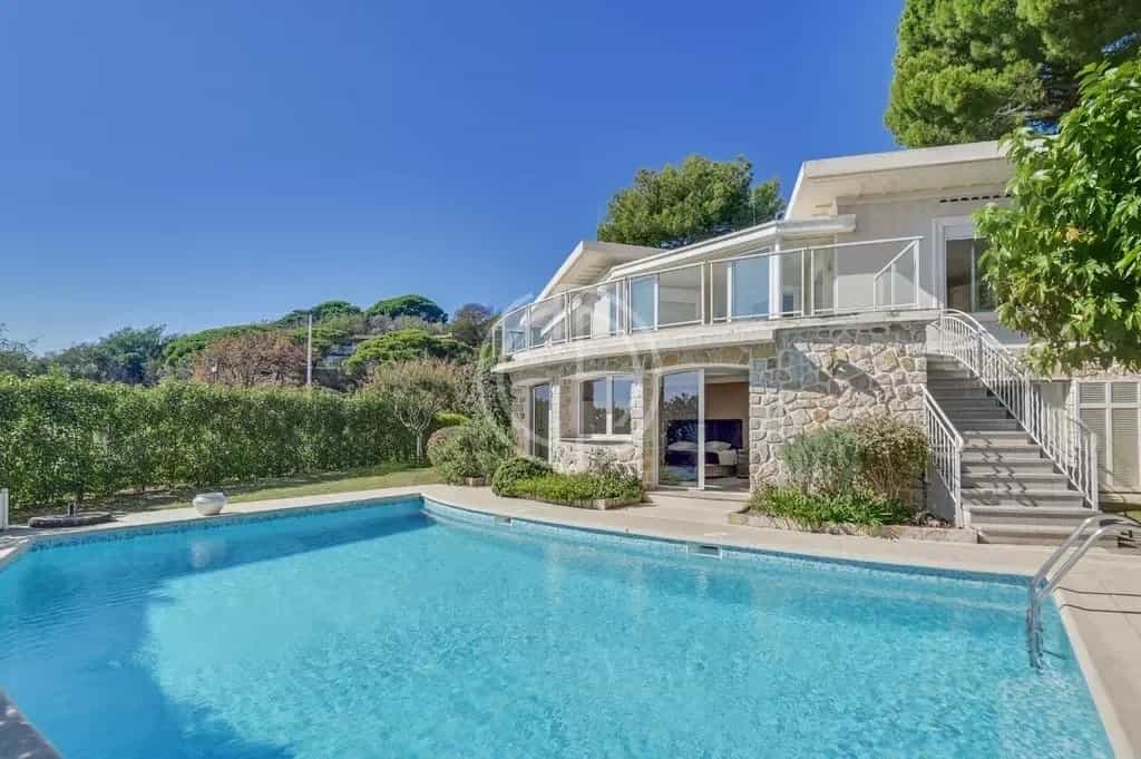 House in Cannes, Provence-Alpes-Cote d'Azur 12197279