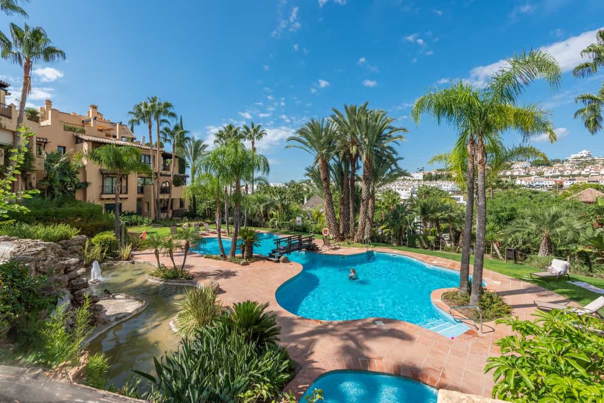 Condominium in Benahavis, Andalusia 12198425