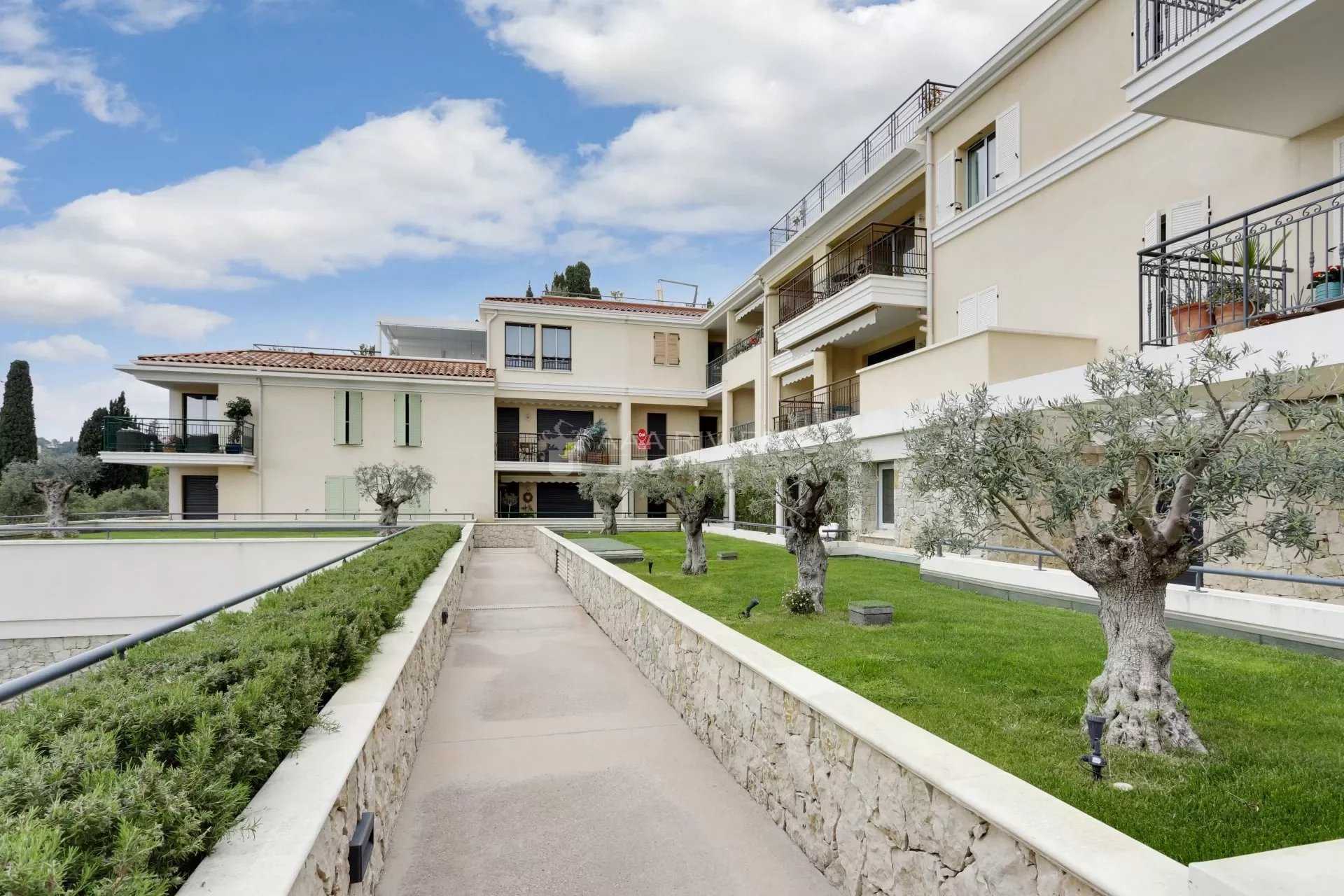Condominium in Biot, Provence-Alpes-Cote d'Azur 12199034