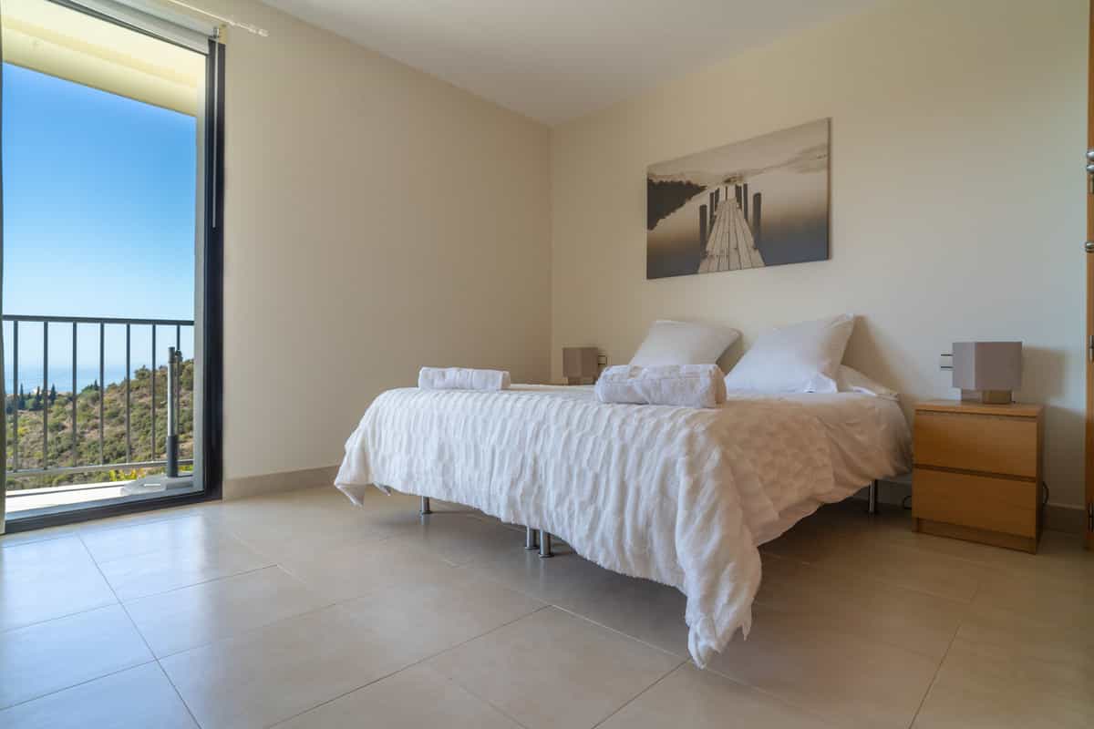 Condominium in Marbella, Andalusia 12199116