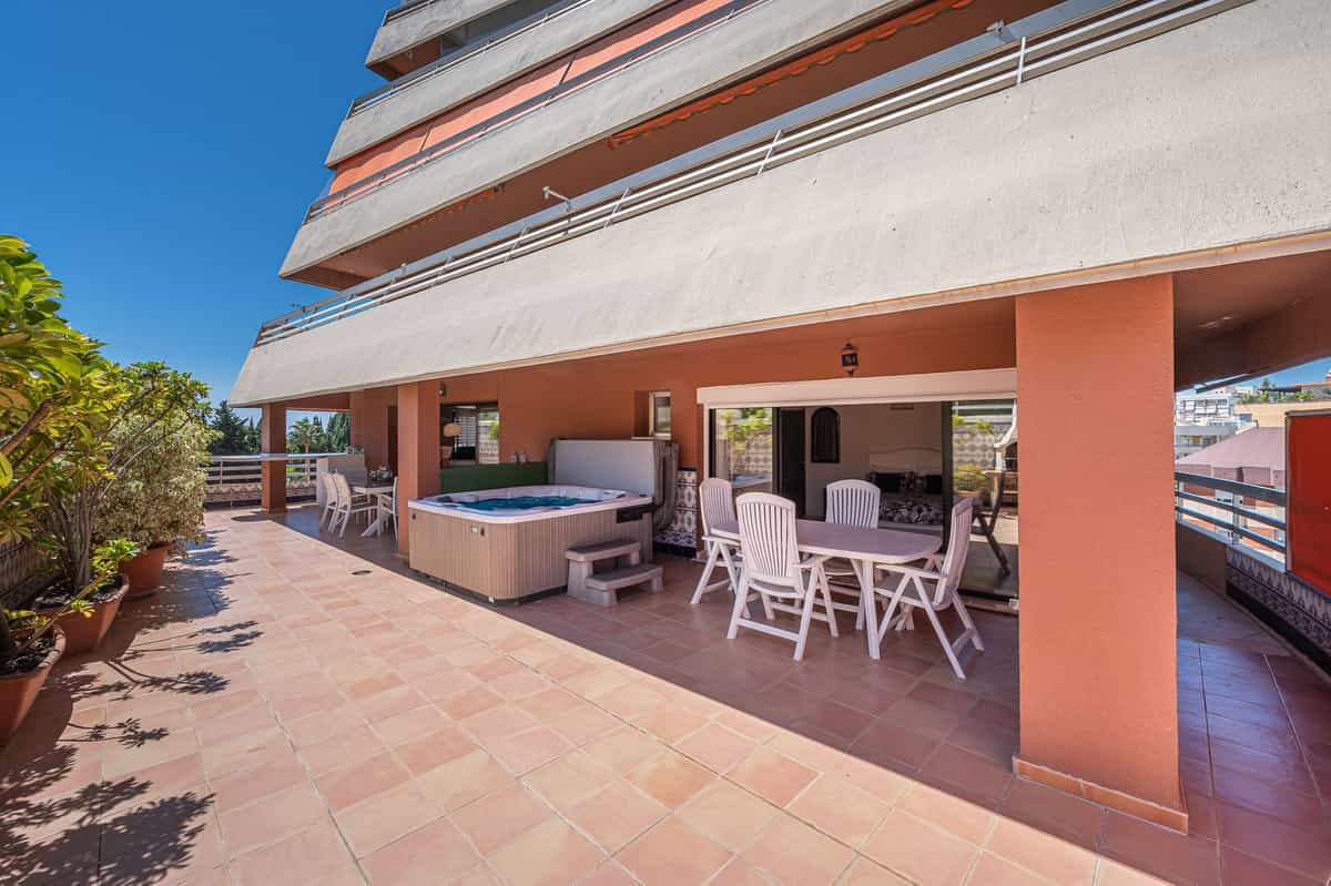 Condominium in Marbella, Andalusia 12199142