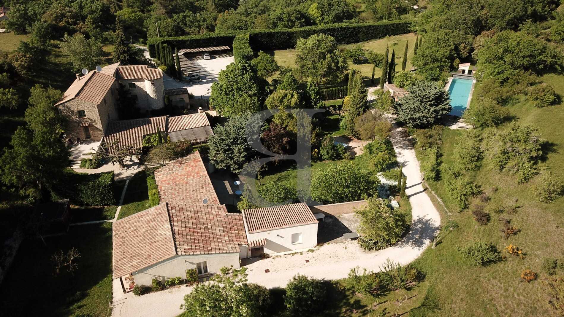 Casa nel La Roque-sur-Pernes, Provenza-Alpi-Costa Azzurra 12199166