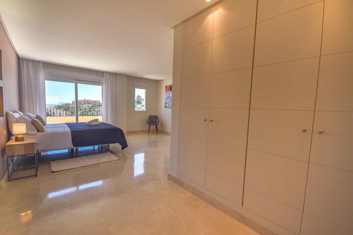 Condominium in Marbella, Andalucía 12199234