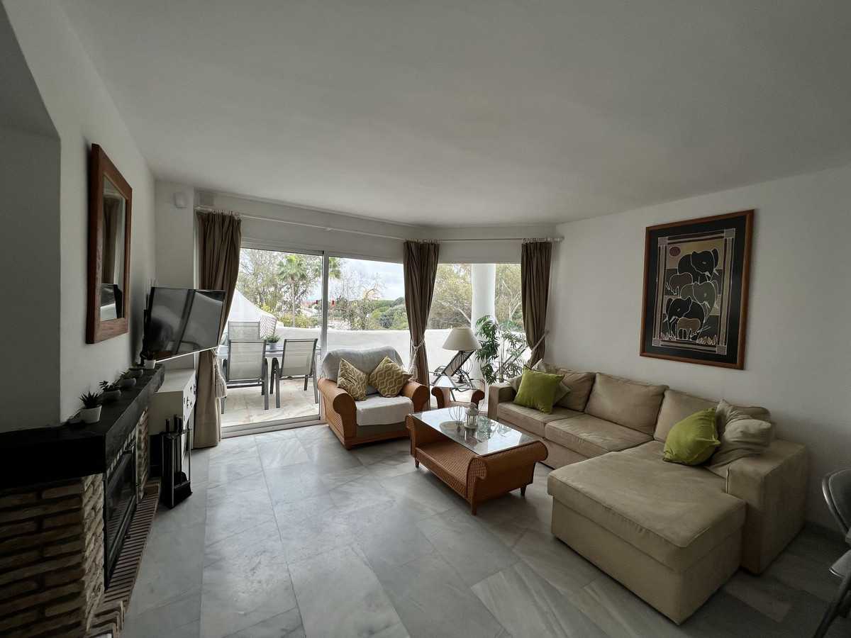 Condominium in Fuengirola, Andalusia 12200400