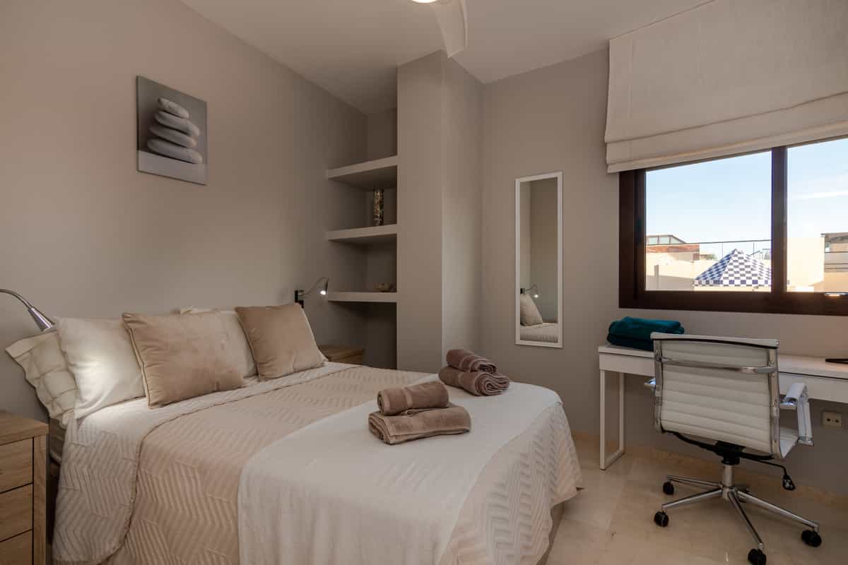 公寓 在 Estepona, Andalucía 12200608