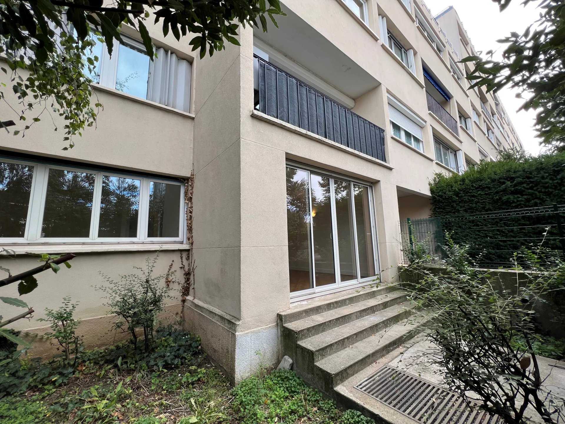 Condominium in Clamart, Hauts-de-Seine 12203386