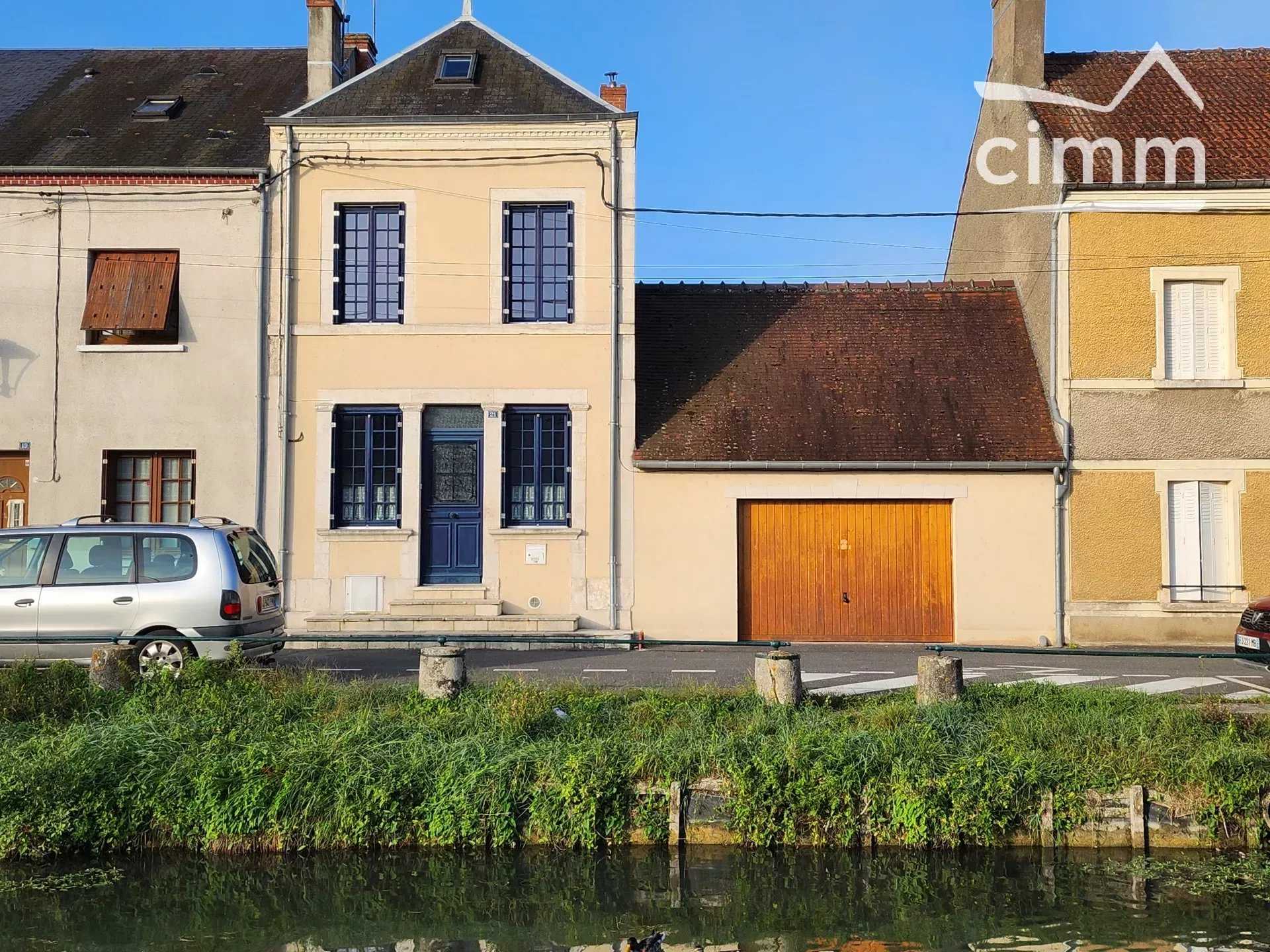 Mehrere Häuser im Mehun-sur-Yevre, Centre-Val de Loire 12203422