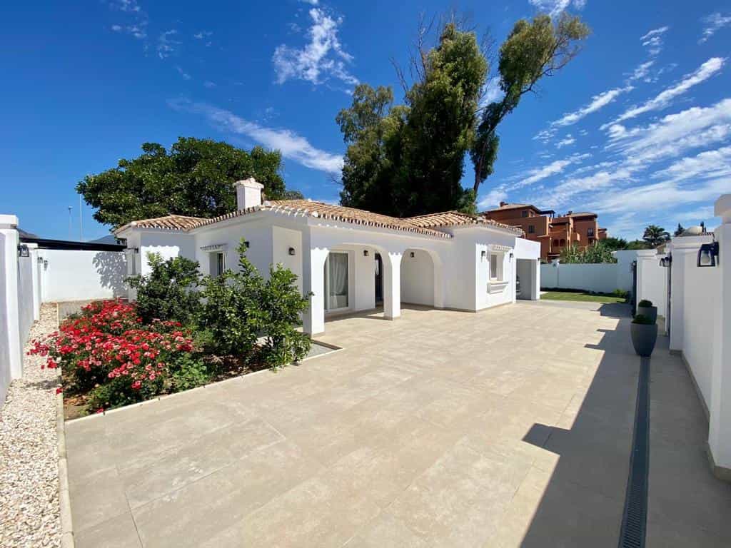 House in Estepona, Andalusia 12203428
