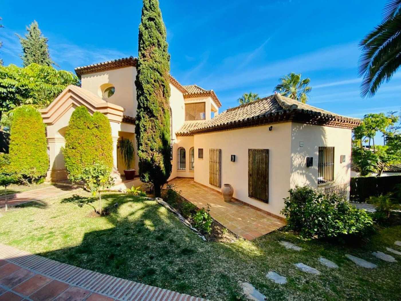 House in Marbella, Andalusia 12203846