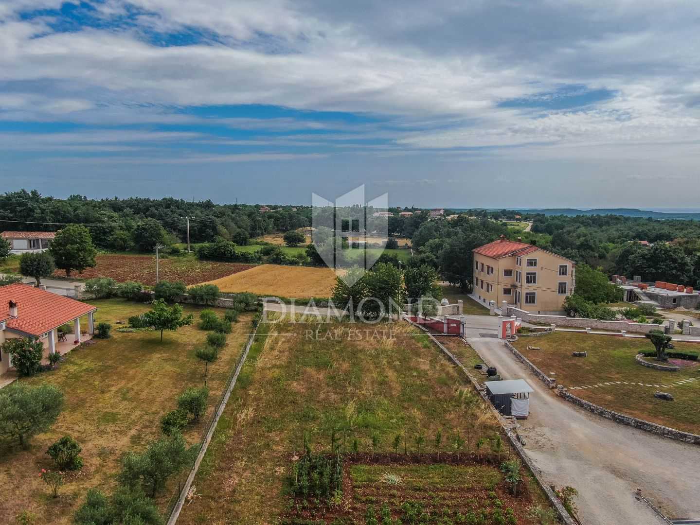 Land in Kanfanar, Istria County 12204886