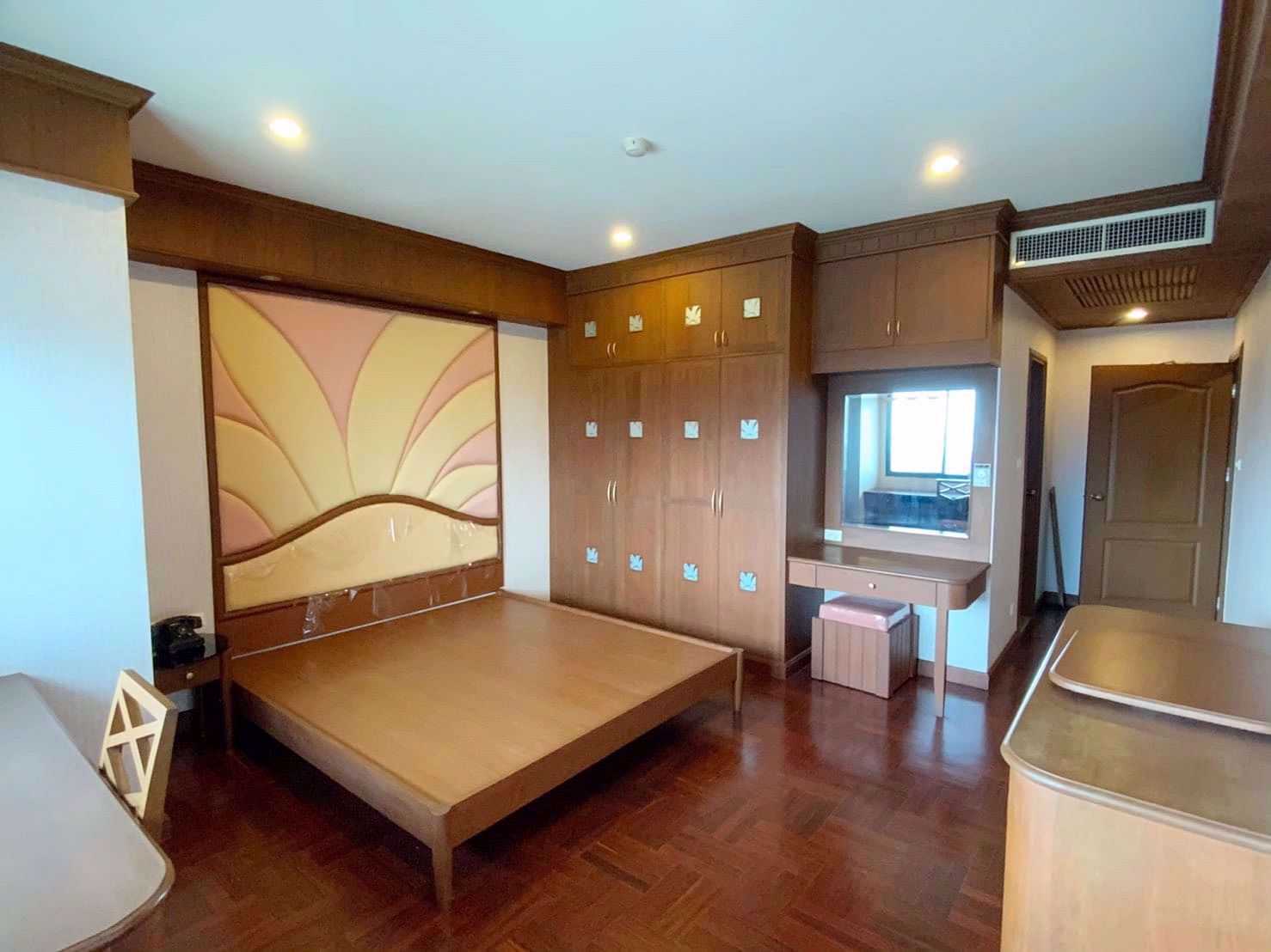 Condominium in Ban Bang Yo, Samut Prakan 12213075