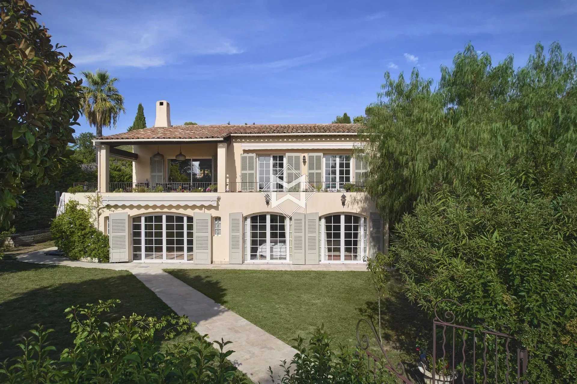 Hus i Mougins, Provence-Alpes-Cote d'Azur 12221700