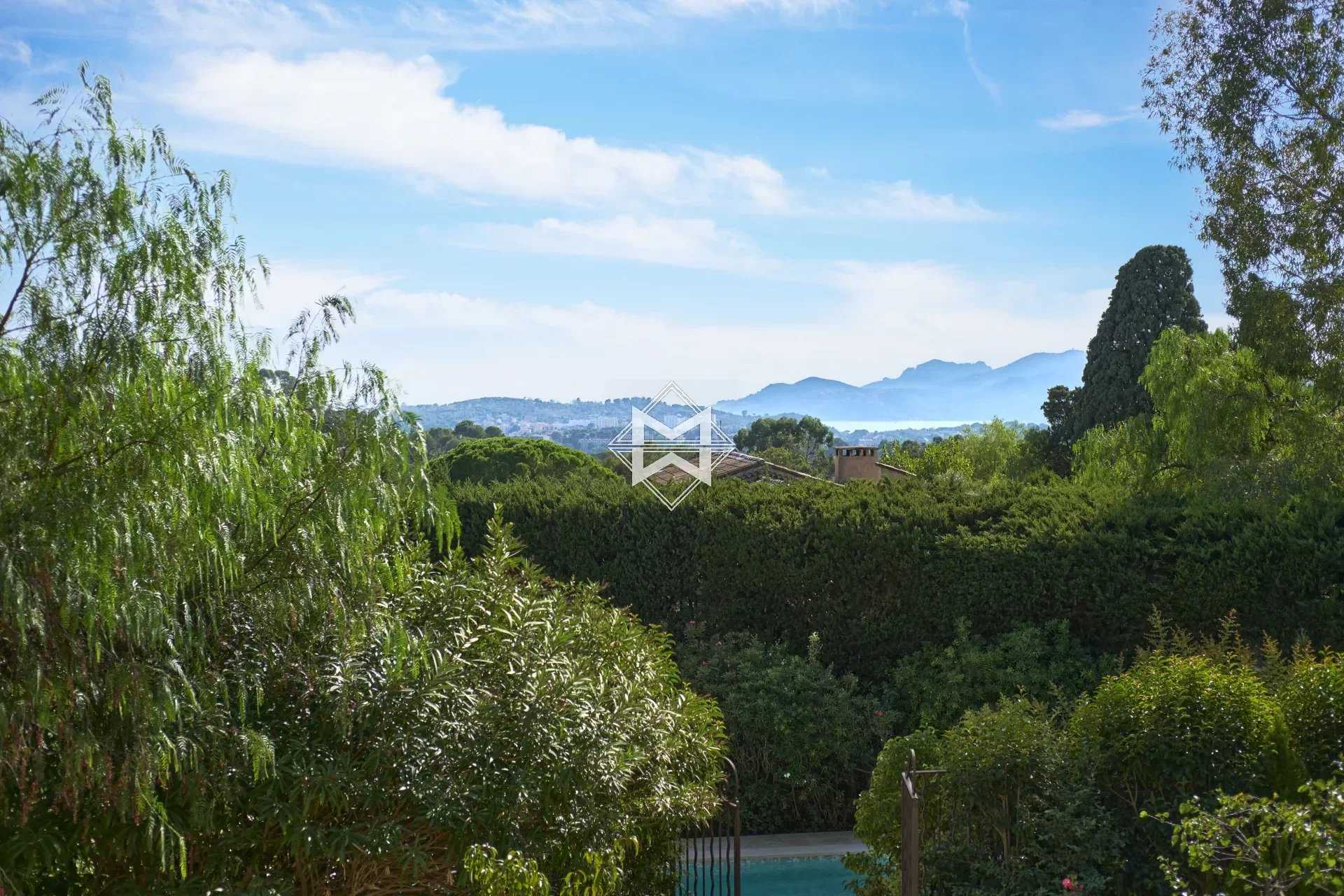 Hus i Mougins, Provence-Alpes-Cote d'Azur 12221700